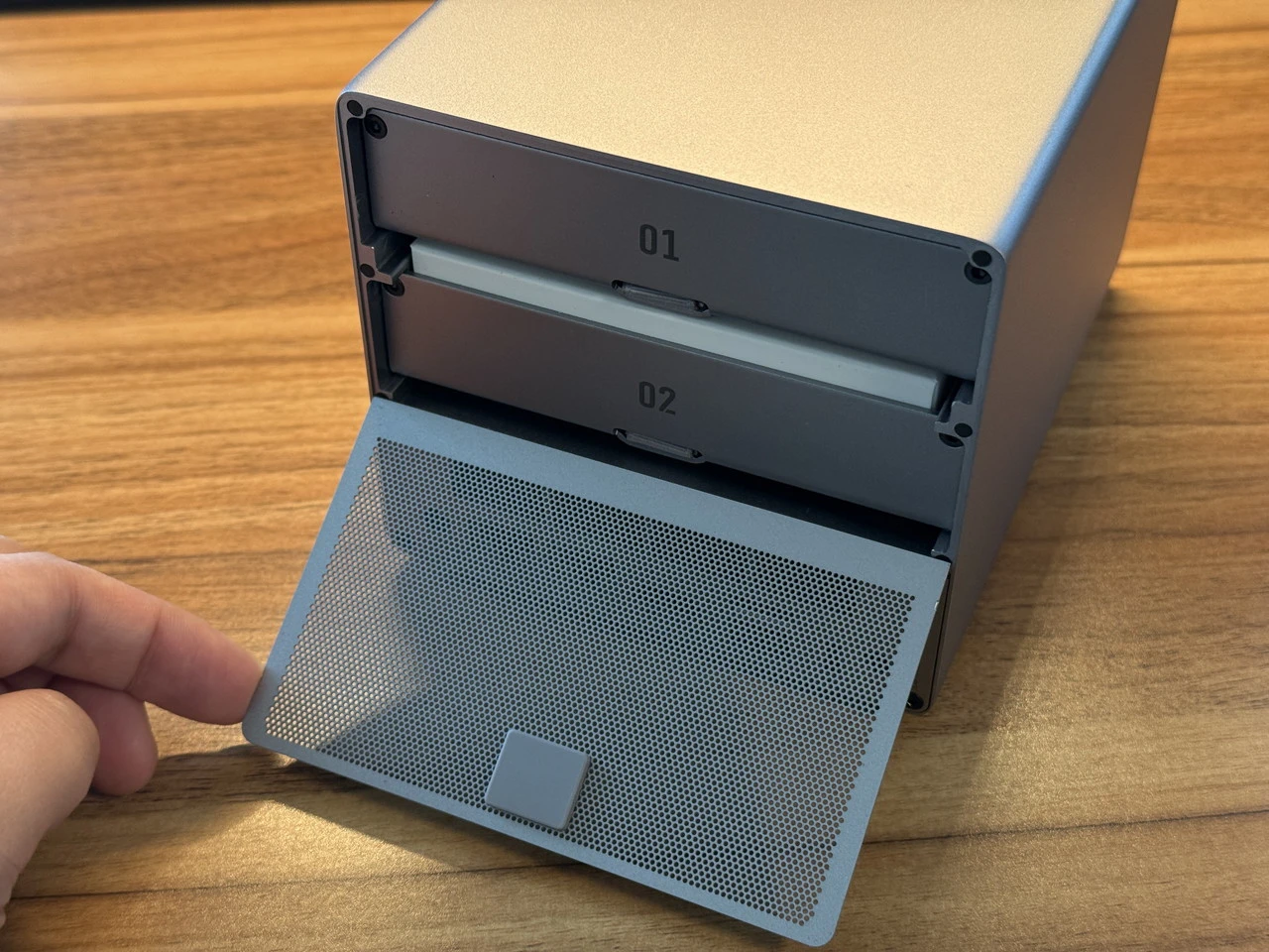 後部のマグネット蓋を外した様子