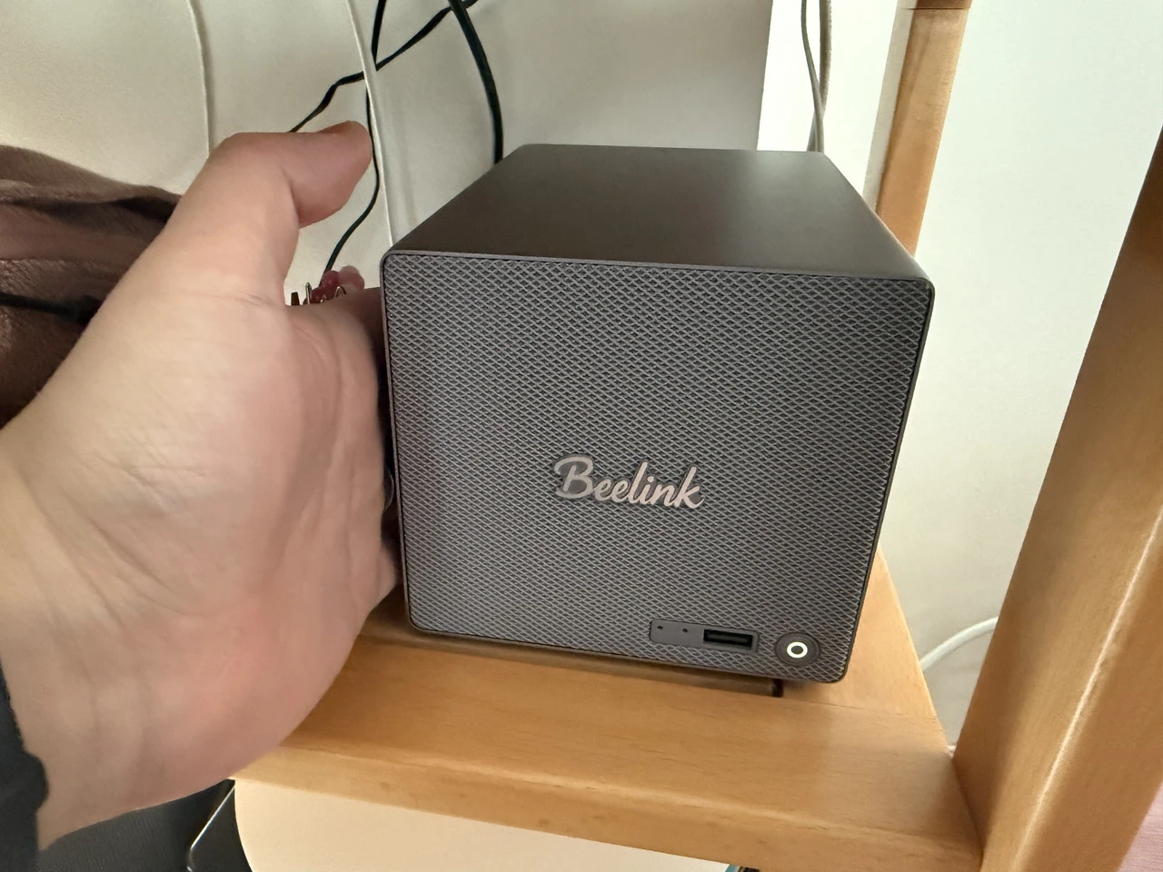 稼働中のBeelink ME Proを手で触れている様子