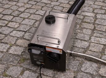 BougeRV 一体型FFヒーターを屋外で使用している様子