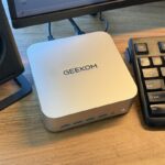 デスク上で稼働中のGEEKOM A7 Max