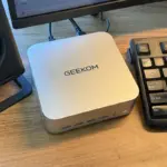 デスク上で稼働中のGEEKOM A7 Max