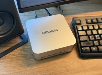 デスク上で稼働中のGEEKOM A7 Max
