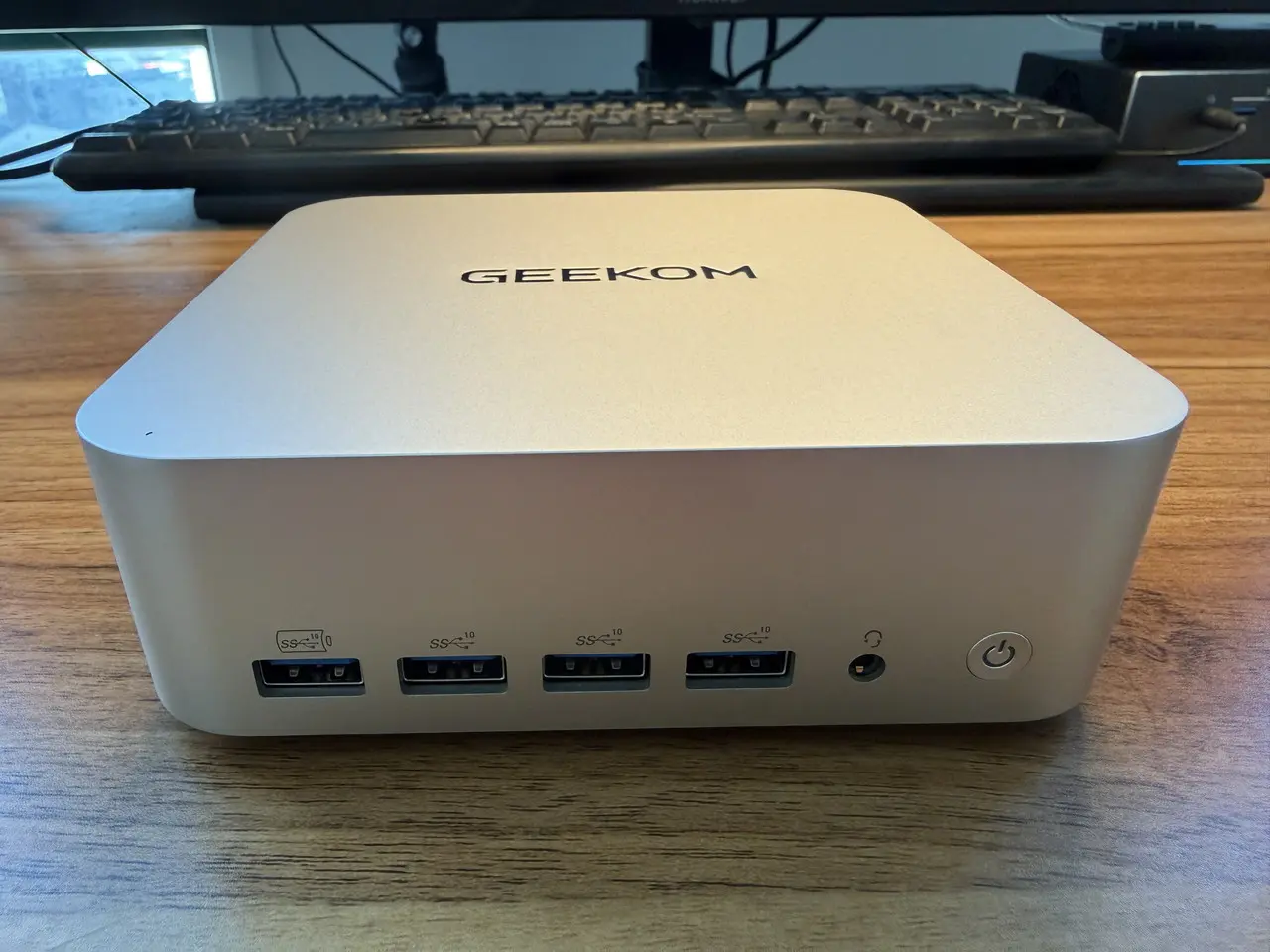 GEEKOM A7 Max本体の外観(正面斜め上アングル)