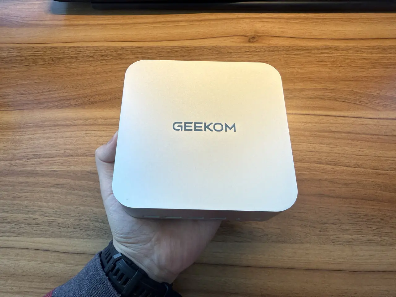 GEEKOM A7 Maxを手に持っている様子