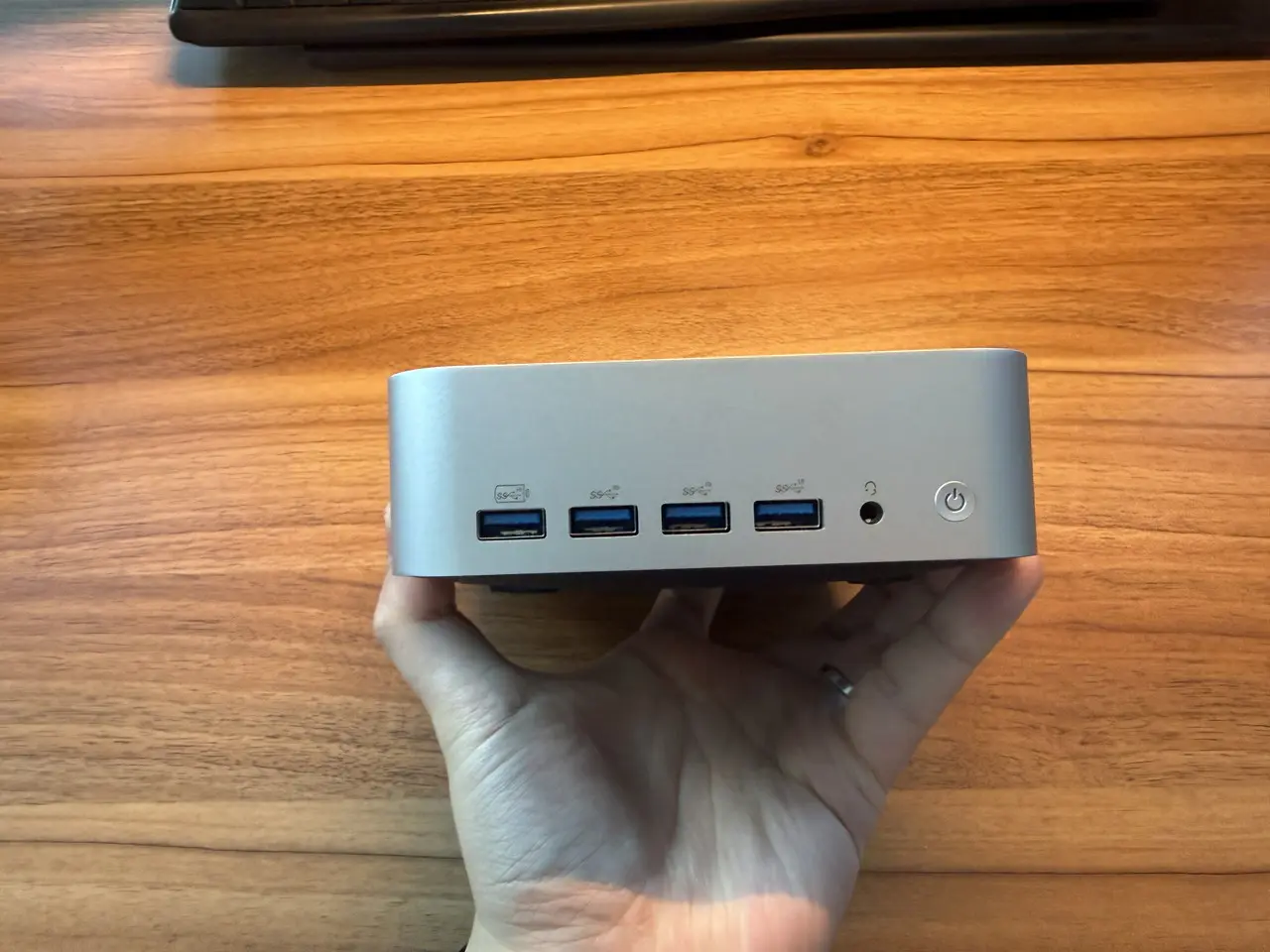 GEEKOM A7 Maxを手に持っている様子(正面アングル)