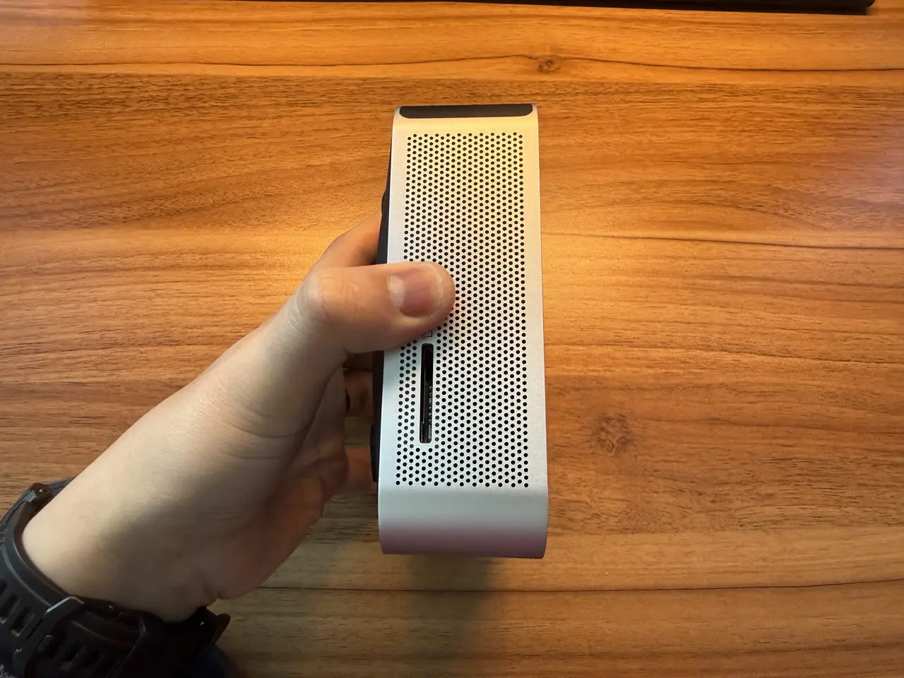 GEEKOM A7 Maxを手に持っている様子(側面アングル)