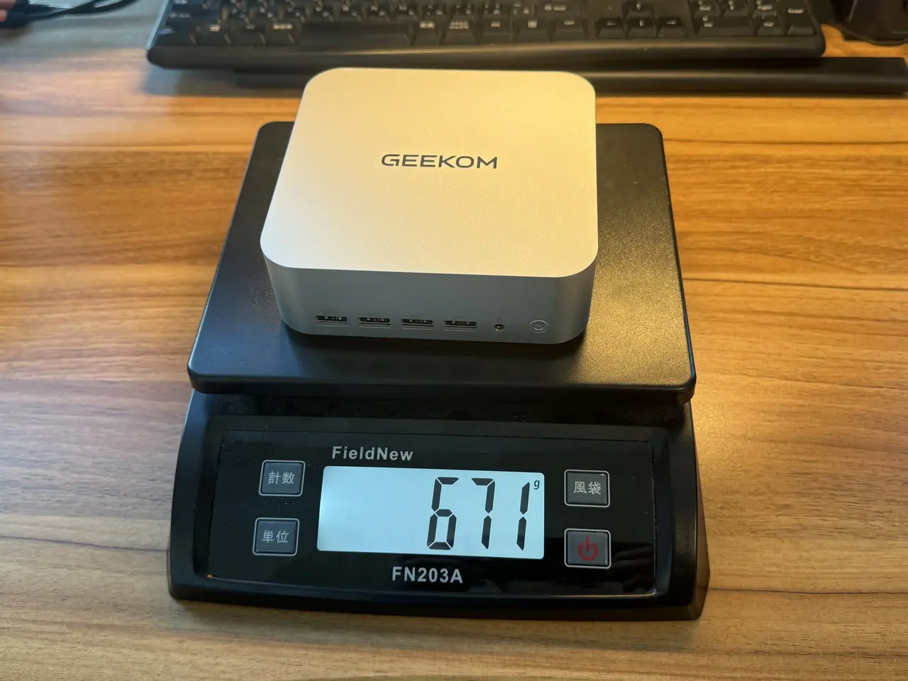 GEEKOM A7 Maxを計量している様子