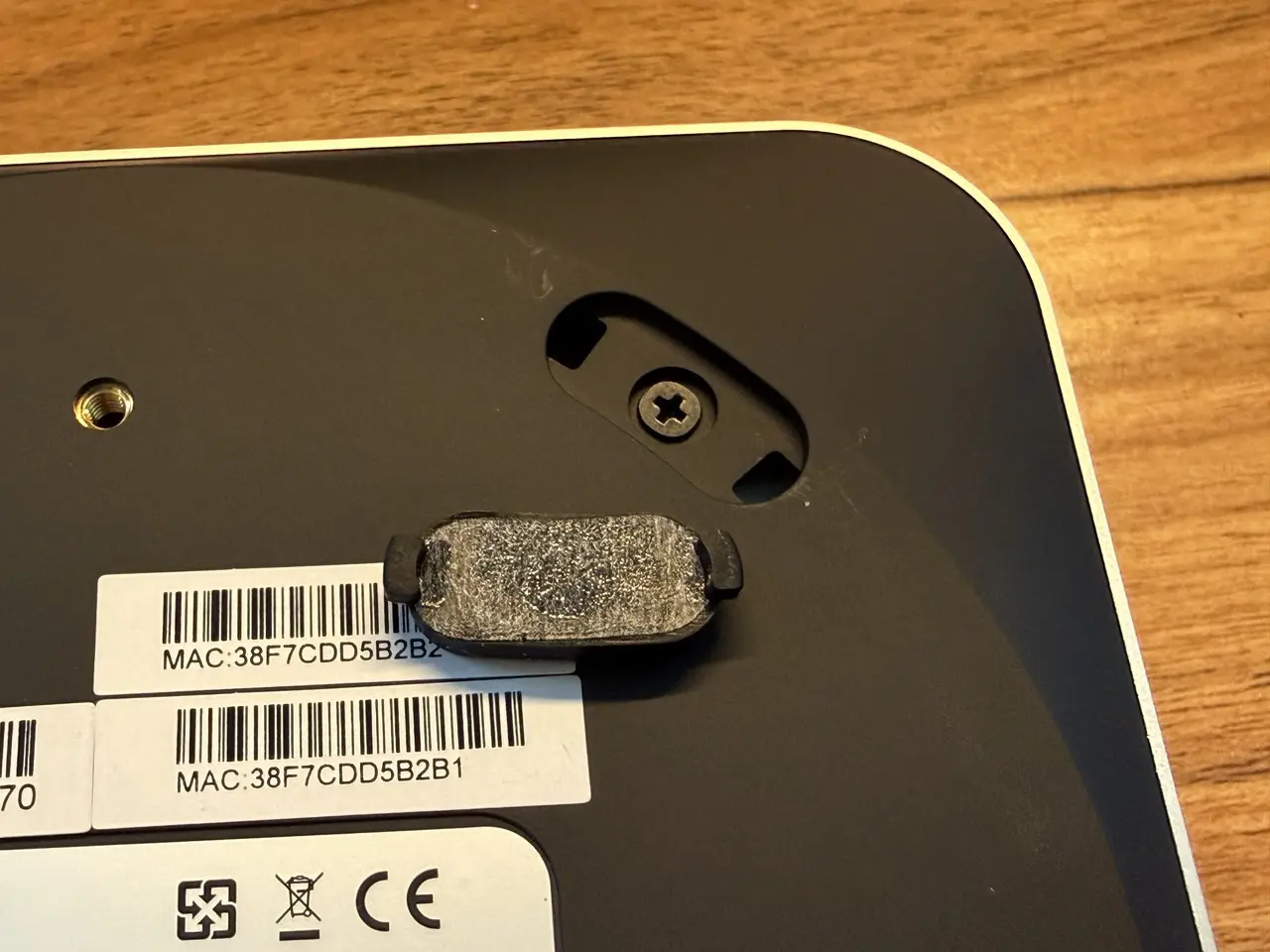 GEEKOM A7 Maxの底部のゴム脚を外した状態