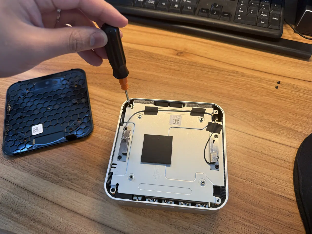 GEEKOM A7 Maxの内部金具のネジを外している