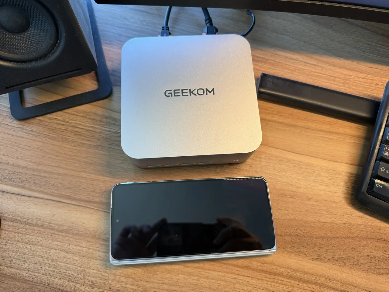 GEEKOM A7 Maxとスマホを並べた様子