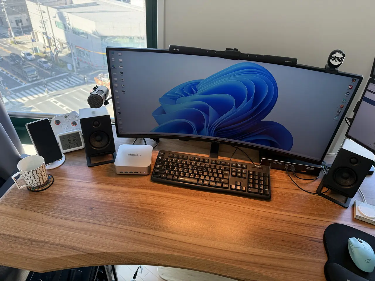 GEEKOM A7 Maxをデスク上に設置した様子