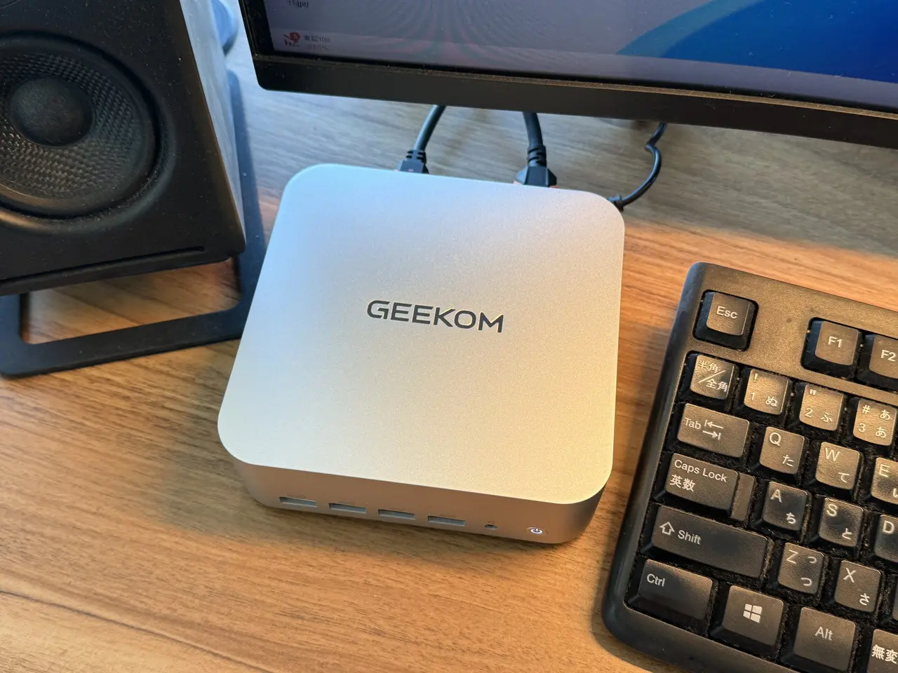 GEEKOM A7 Maxをデスク上に設置した様子(ズーム)