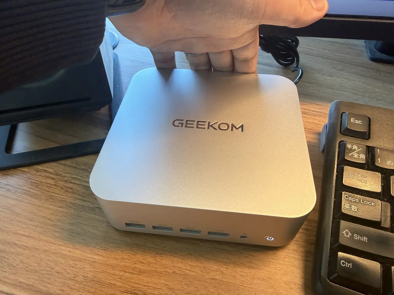 背面を触れるとほのかにあたたかな排気熱を感じる程度