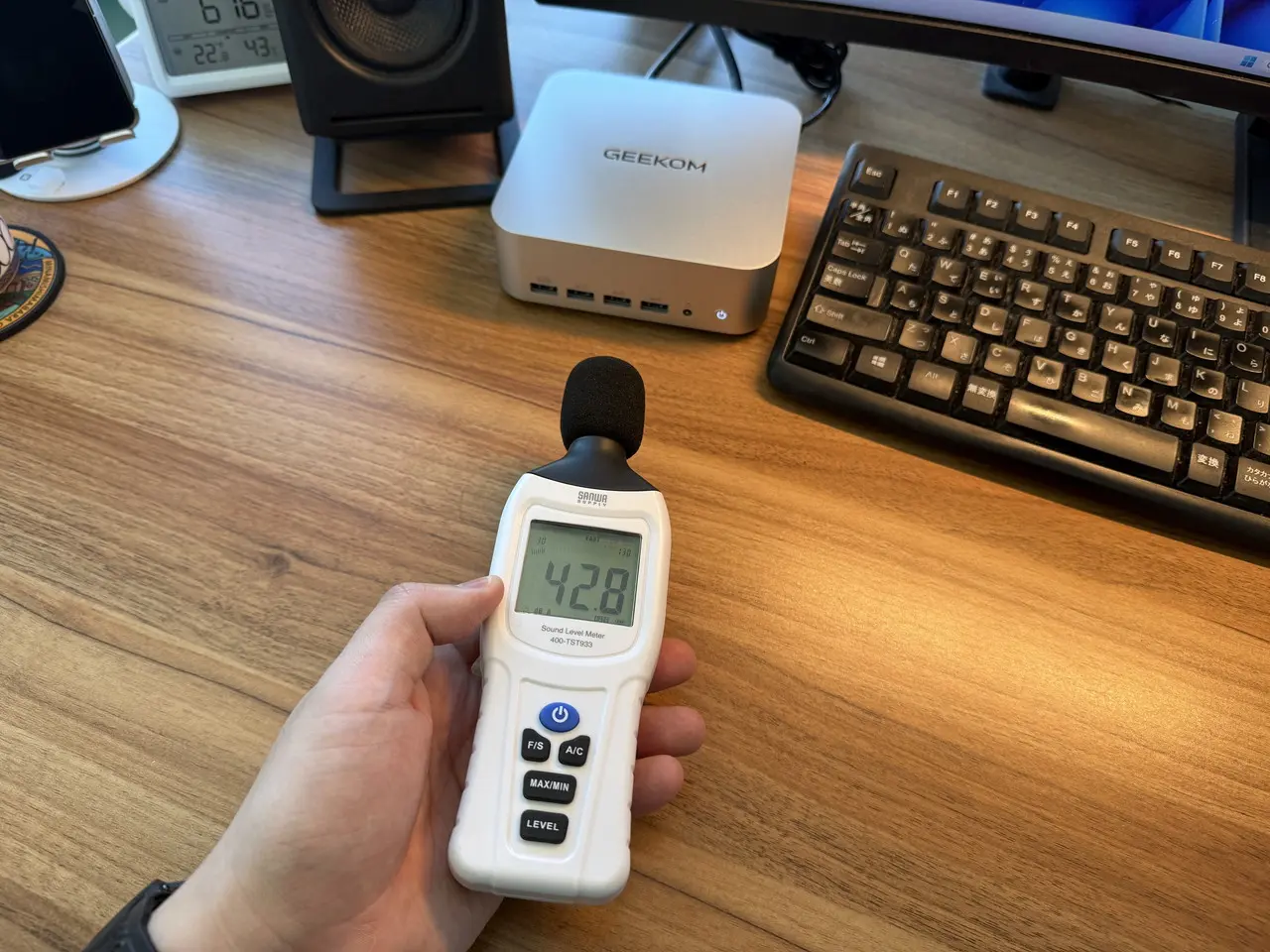 実際に騒音計を用いて、ミニPCから約60cmの距離で測定してみた様子