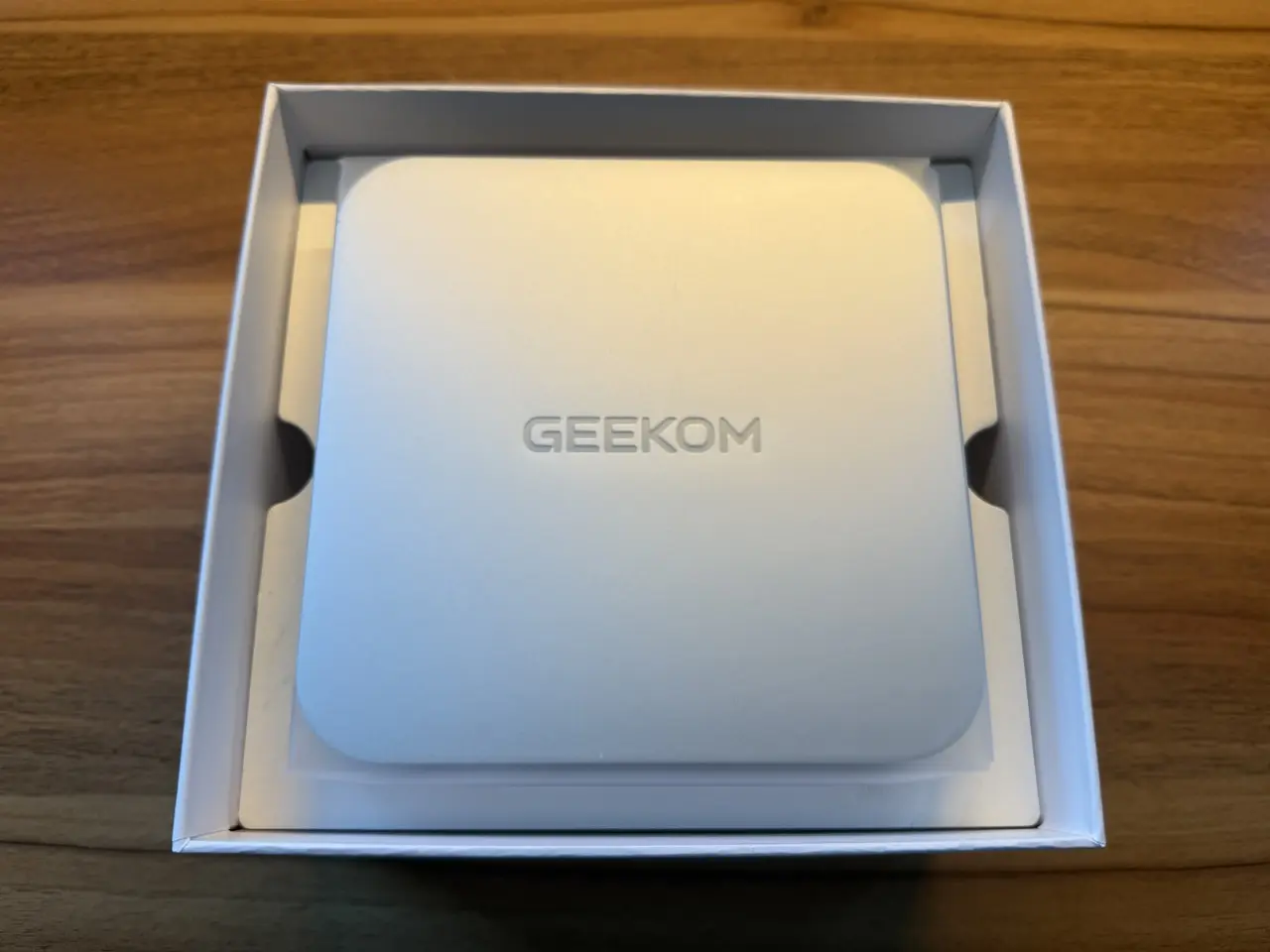 GEEKOM A7 Maxの箱を開けた状態
