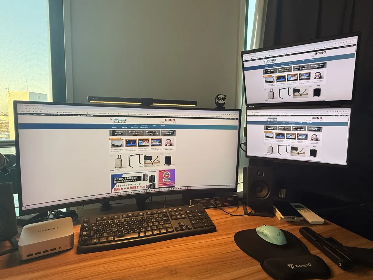 GEEKOM A7 Maxで3画面同時出力している様子