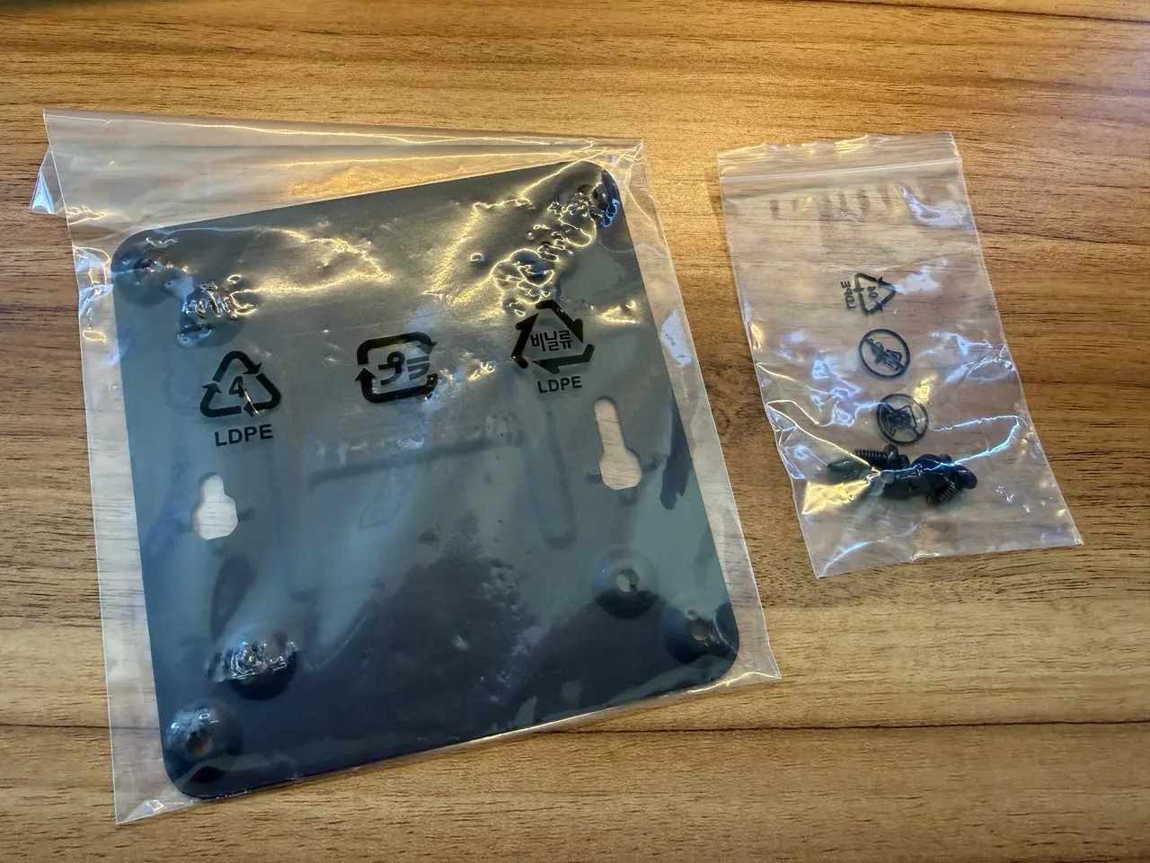 GEEKOM A7 MaxのVESAマウント金具&ネジ