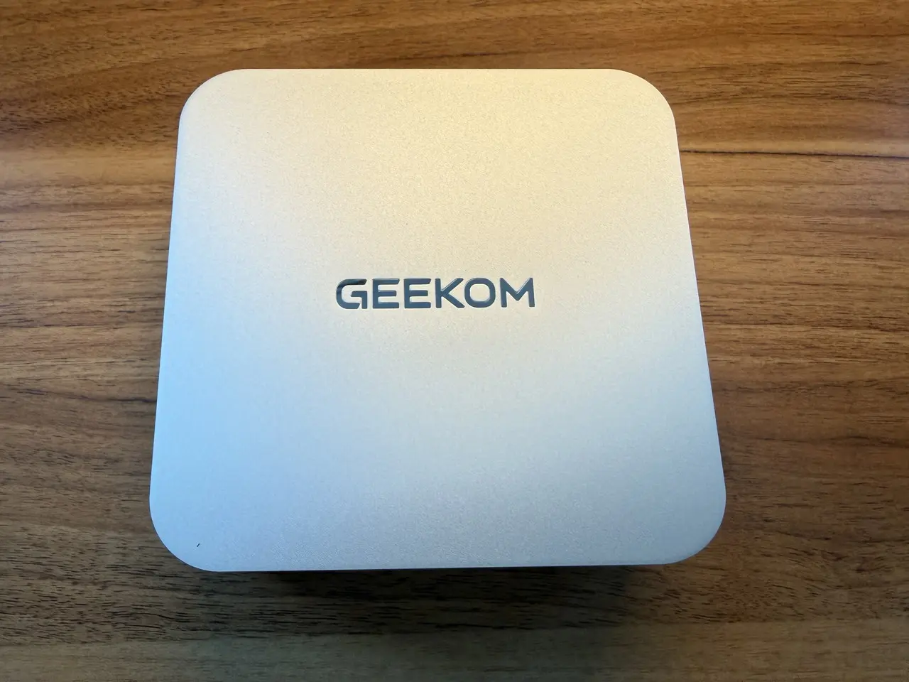 GEEKOM A7 Max本体の外観(真上アングル)