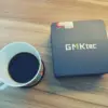 GMKtec M5 Ultraとコーヒーグラスを並べた様子