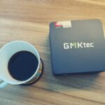 GMKtec M5 Ultraとコーヒーグラスを並べた様子