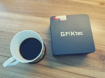 GMKtec M5 Ultraとコーヒーグラスを並べた様子