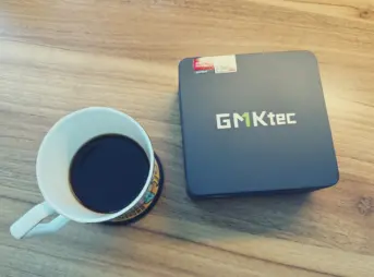 GMKtec M5 Ultraとコーヒーグラスを並べた様子