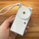 SHARGE 格納式 3-in-1 モバイルバッテリーを手に持っている様子