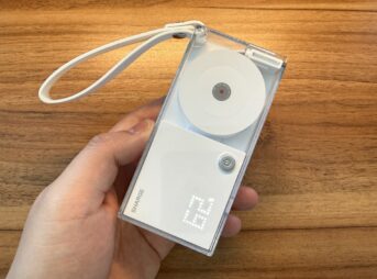 SHARGE 格納式 3-in-1 モバイルバッテリーを手に持っている様子