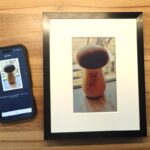 SwitchBot AIアートキャンバスでキノコの絵を表示している様子