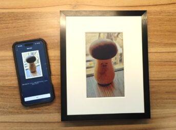 SwitchBot AIアートキャンバスでキノコの絵を表示している様子