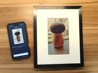 SwitchBot AIアートキャンバスでキノコの絵を表示している様子