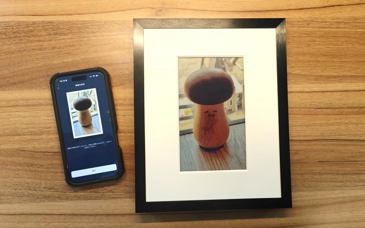 SwitchBot AIアートキャンバスでキノコの絵を表示している様子