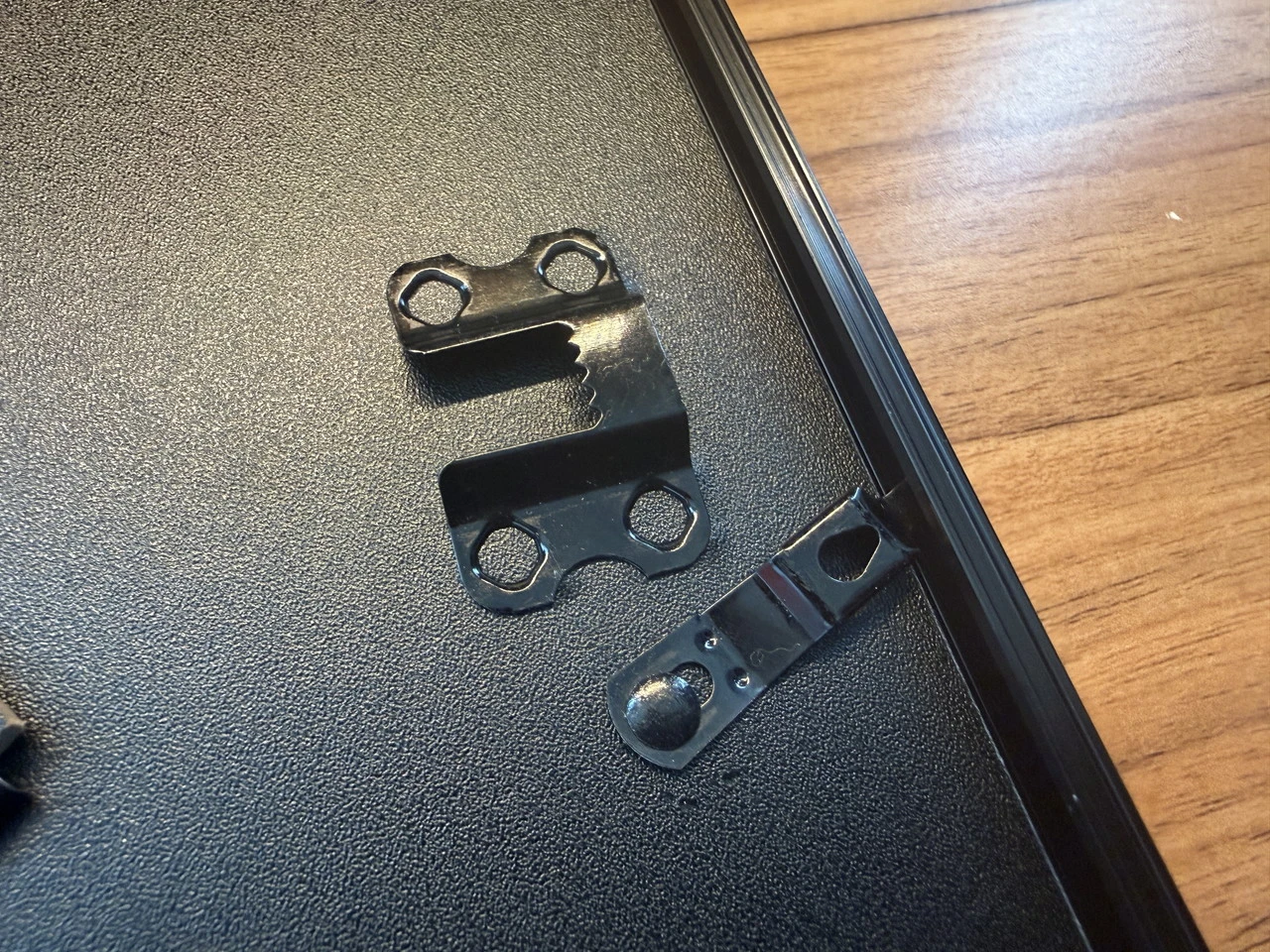 SwitchBot AIアートキャンバスの裏面金具