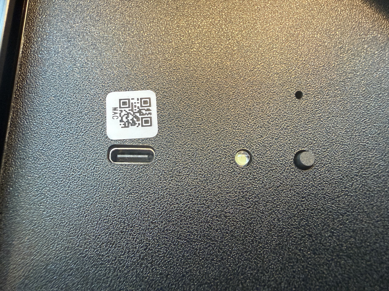 SwitchBot AIアートキャンバスの裏面のUSB-Cポートと電源ボタン