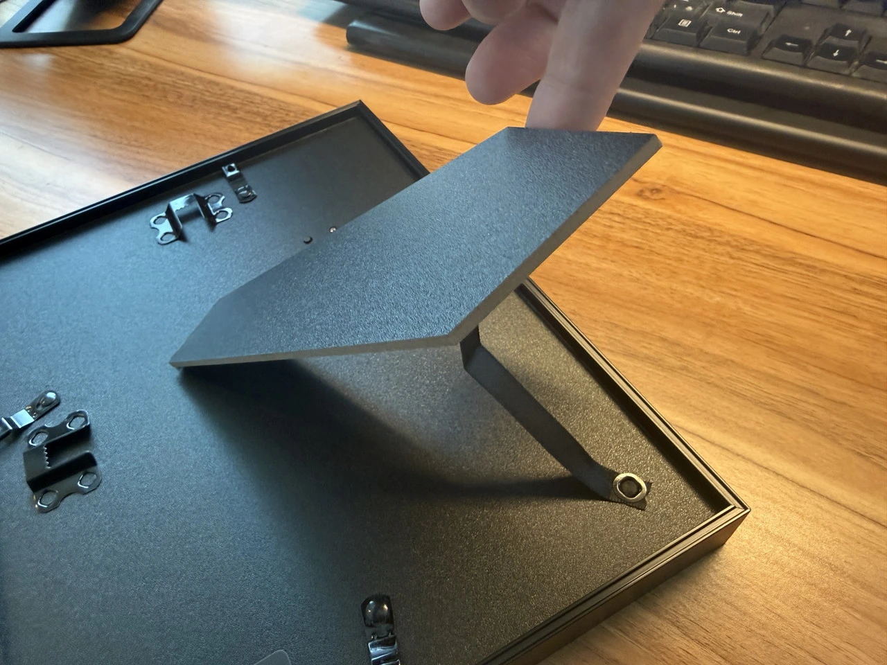 SwitchBot AIアートキャンバス裏面のスタンド