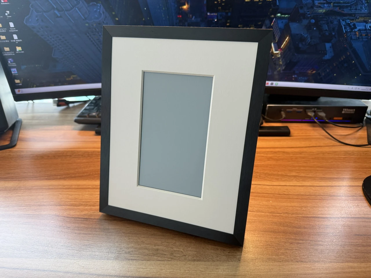 SwitchBot AIアートキャンバスを縦向き設置した状態