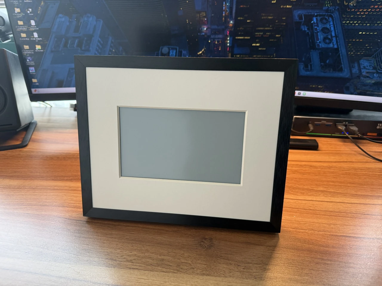 SwitchBot AIアートキャンバスを横向き設置した状態