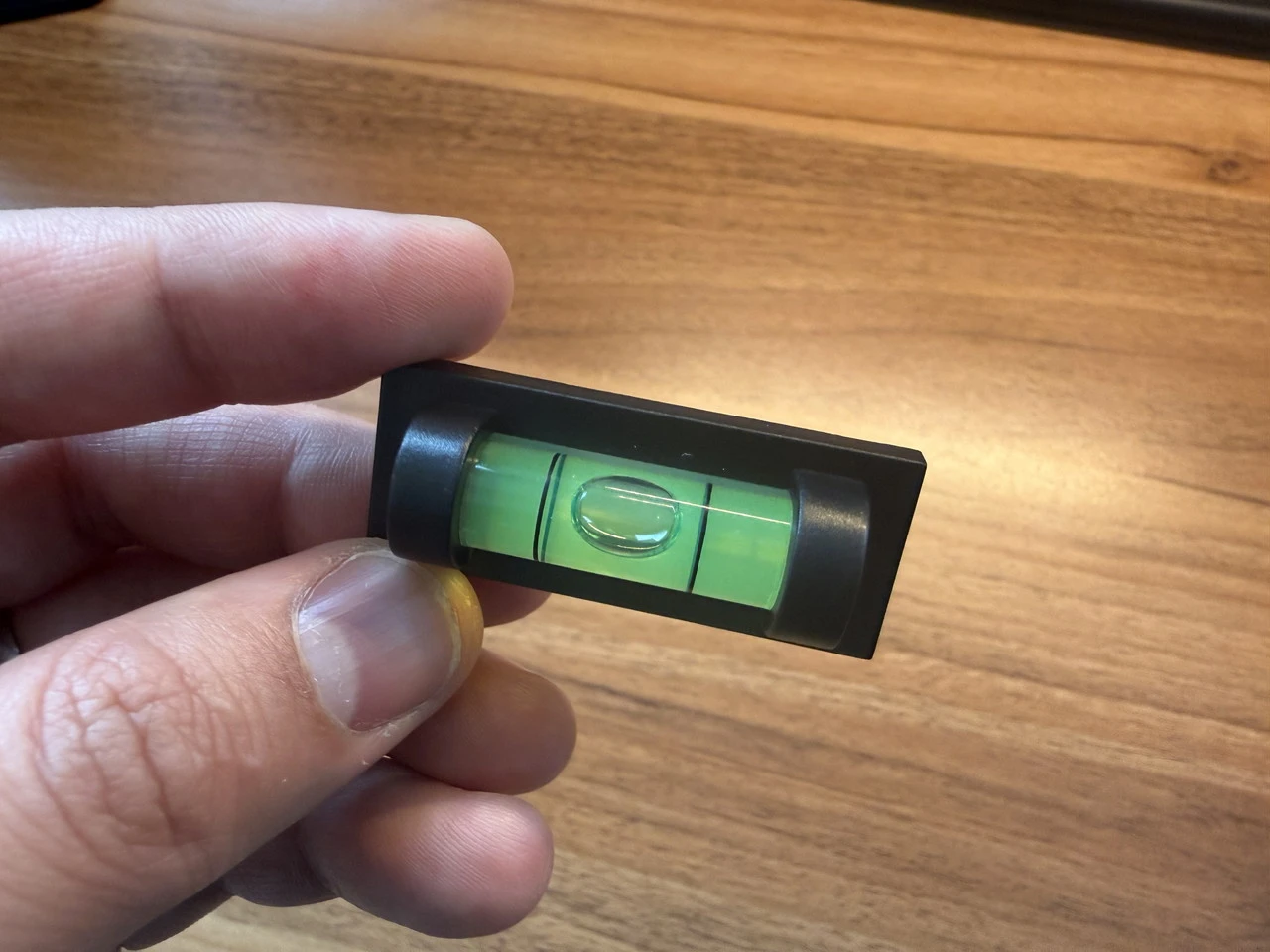 水平器を手に持っている様子