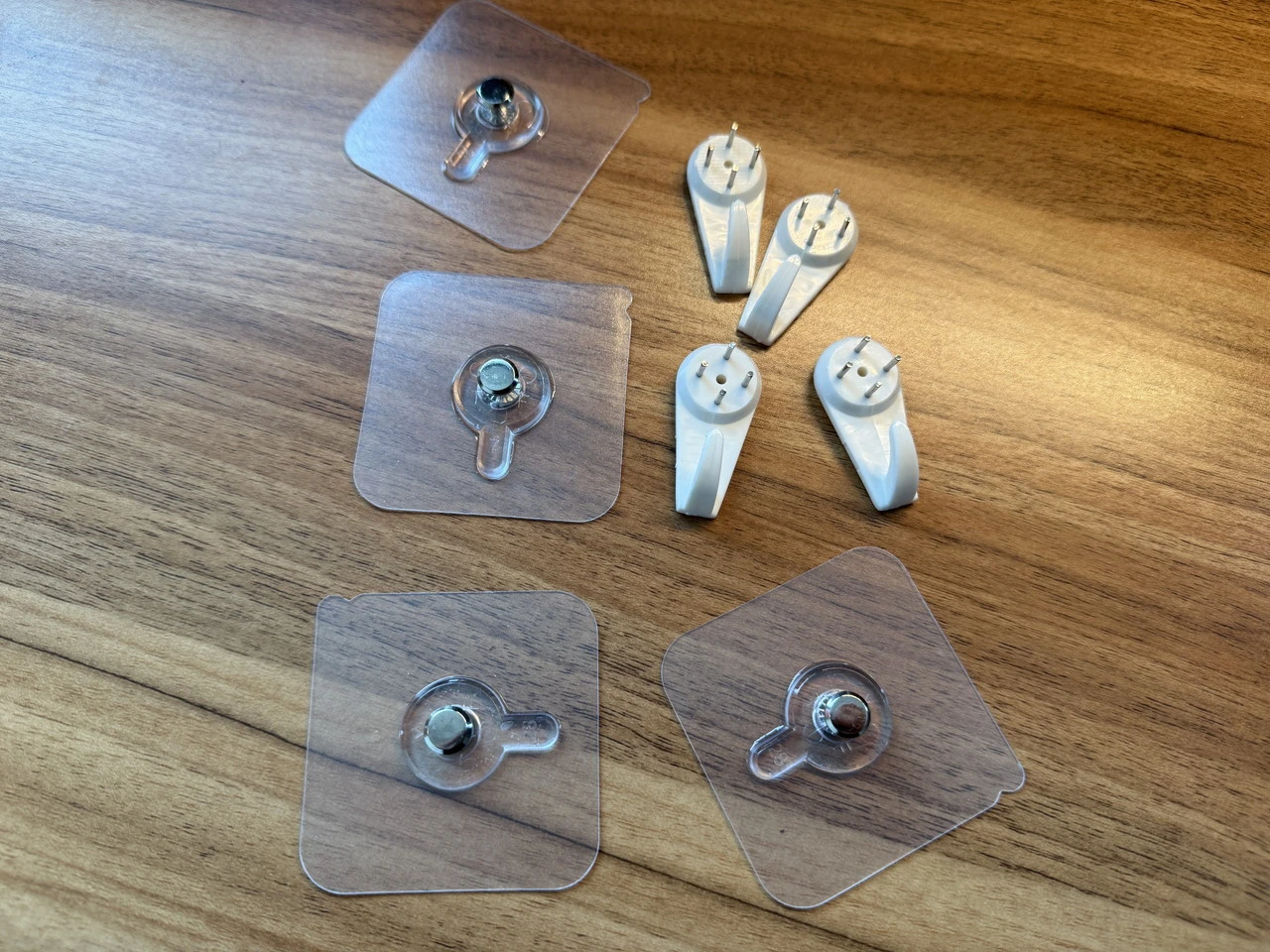 壁掛け用のフック一式