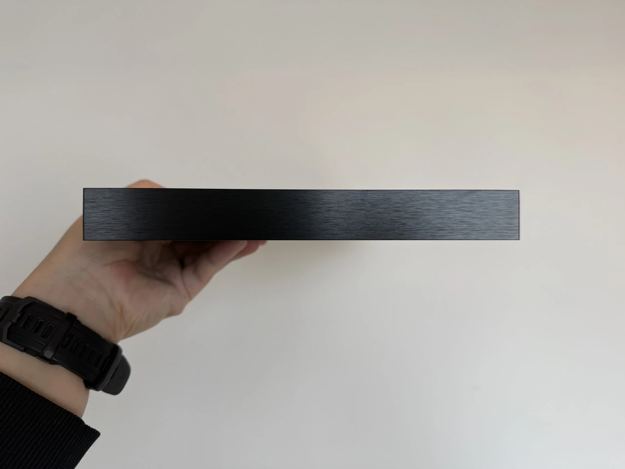 SwitchBot AIアートキャンバスを手に持っている様子(側面アングル)