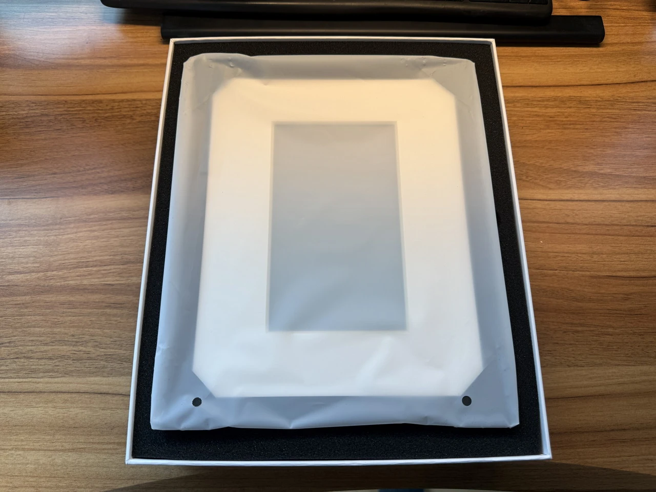 SwitchBot AIアートキャンバスの箱を開けた状態