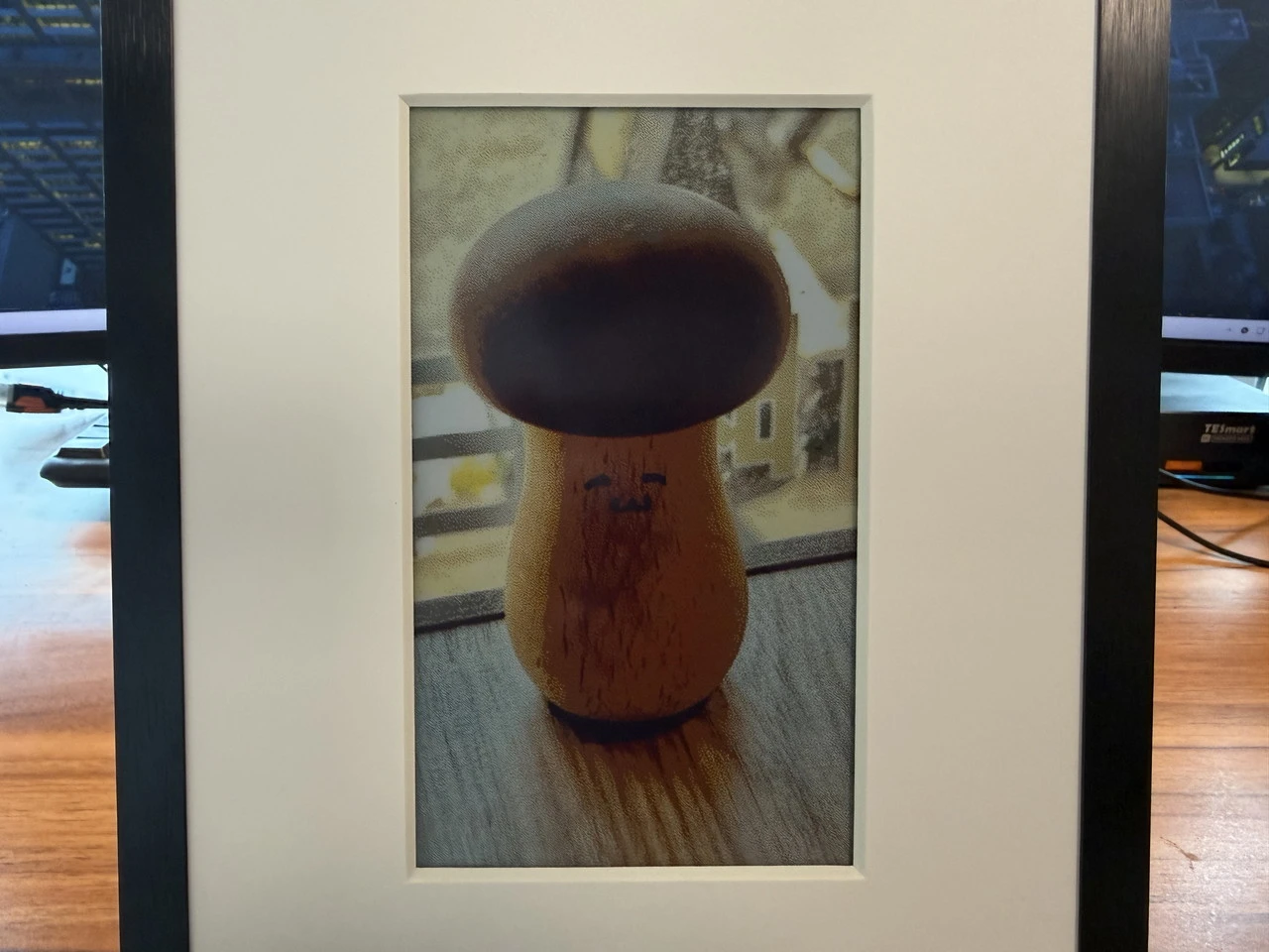 SwitchBot AIアートキャンバスに額装されたように見えるキノコ