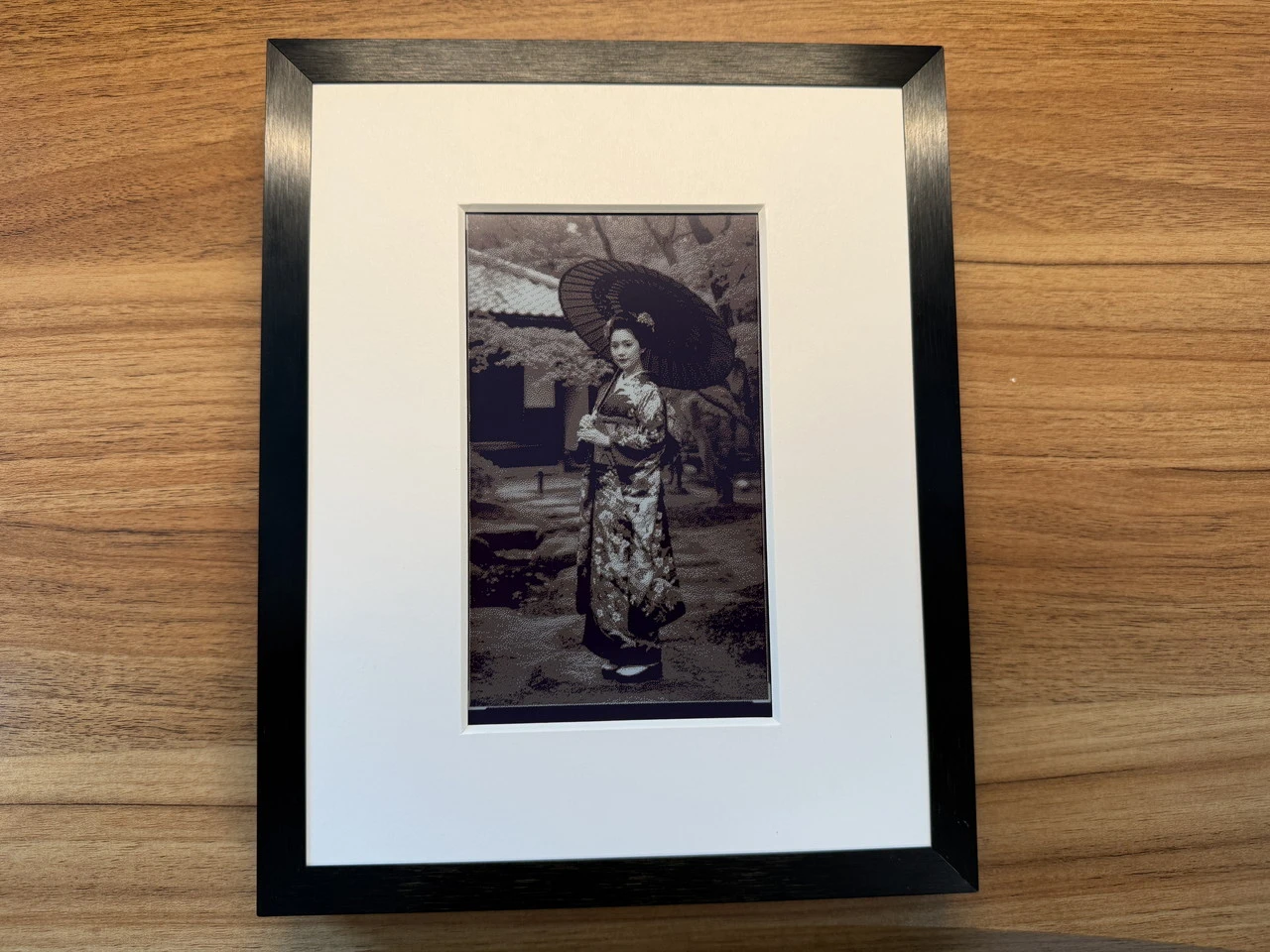 モノクロフィルターを適用した女性の写真