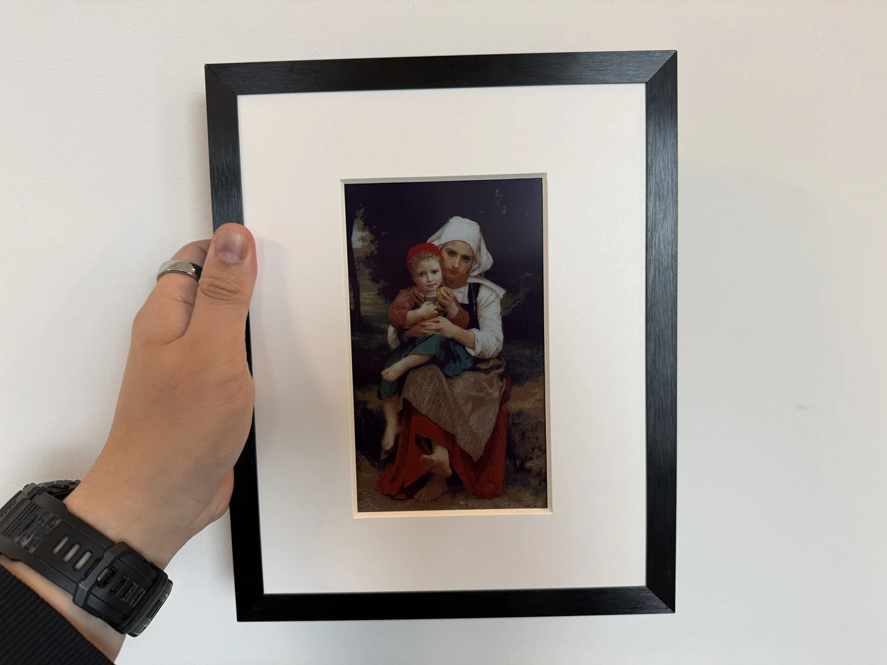 名画を映しているSwitchBot AIアートキャンバスを手に持っている様子