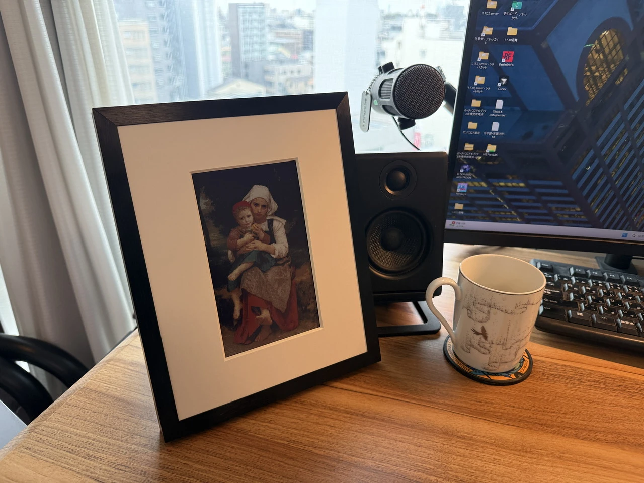 SwitchBot AIアートキャンバスをデスク上に設置している様子