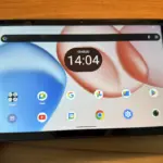 TABWEE T50を手に持っている様子