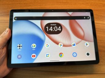 TABWEE T50を手に持っている様子