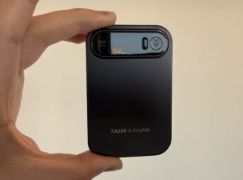 TALIX & DingTalk A1を手に持っている様子