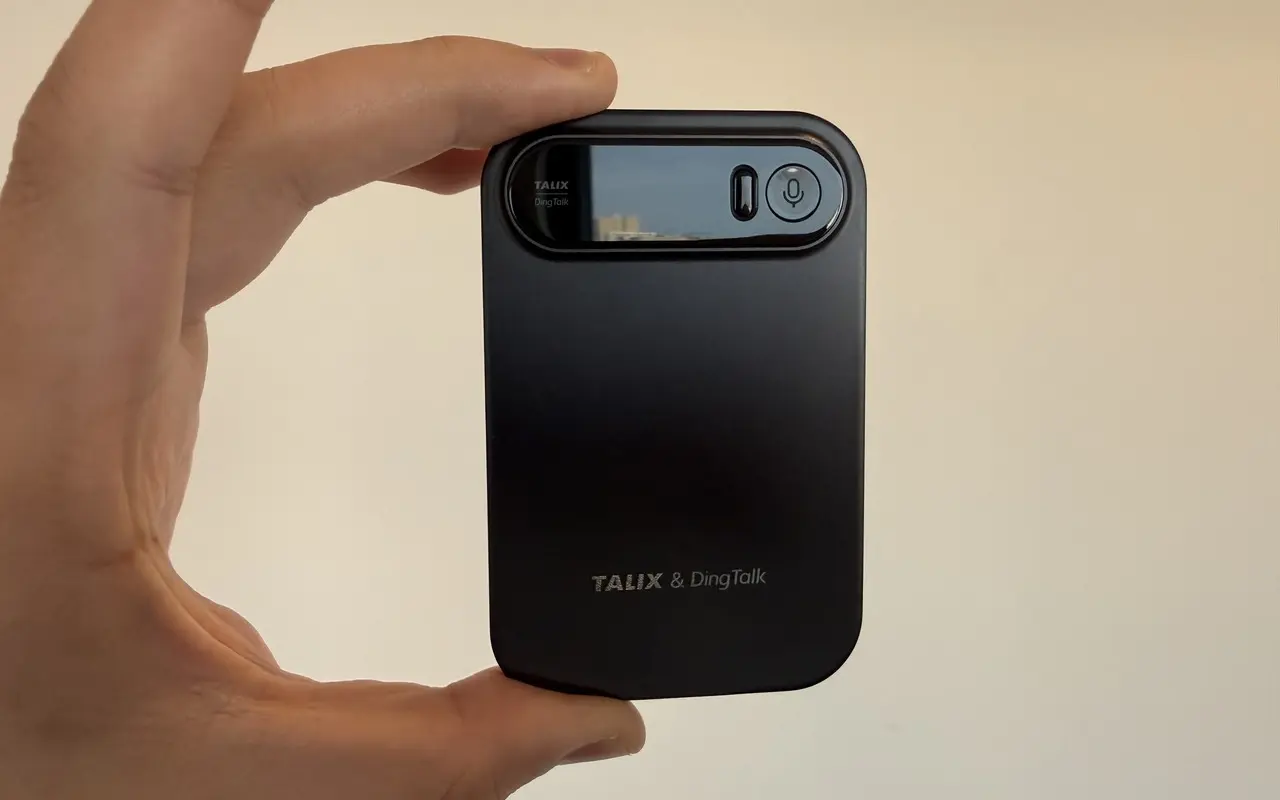 TALIX & DingTalk A1を手に持っている様子