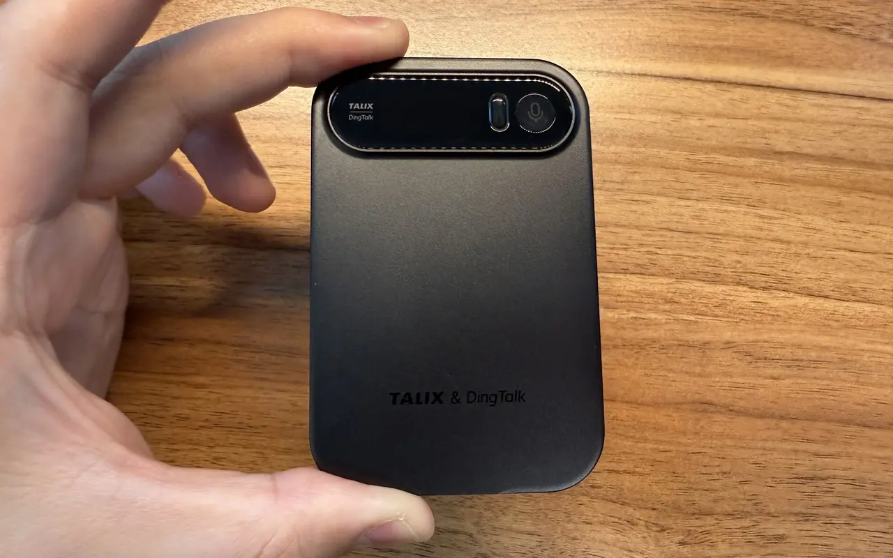 TALIX & DingTalk A1を手に持っている様子